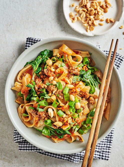 Nouilles de riz au bœuf, curry rouge et cacahuètes